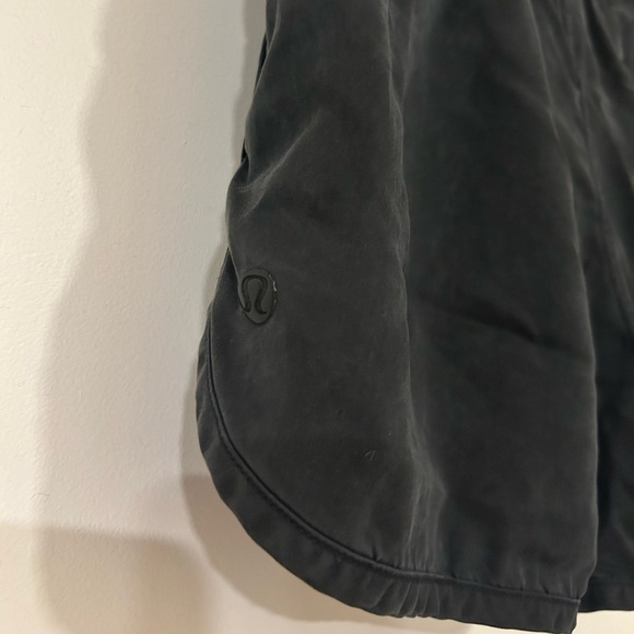 Lululemon shorts size 6 black charcoal - Picture 2 of 3